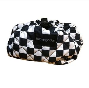 BLOOMINGDALE’s Flay Lay Make Up Case.NWT!